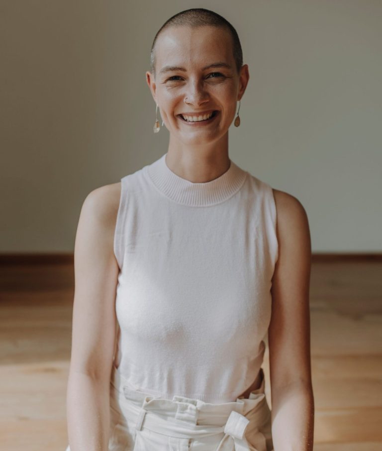 Meditation mit Quarzkristall-Klangschale Frau lässt eine Quarzkristall-Klangschale mit einem Klöppel zum schwingen bringen